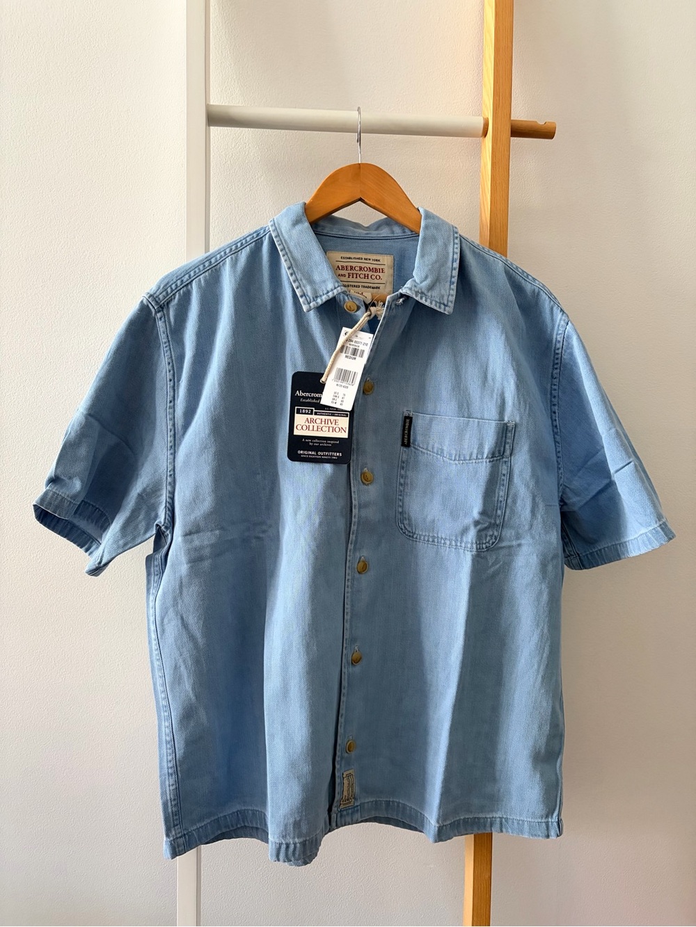NWT Men’s Abercrombie & Fitch Light Blue Denim Short-Sleeve Shirt